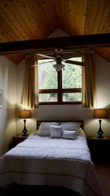 Chalet Style Cottage Near Shawnigan Lake Zewnętrze zdjęcie