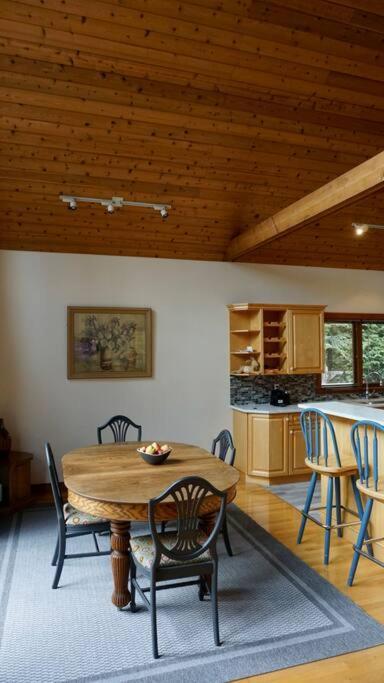 Chalet Style Cottage Near Shawnigan Lake Zewnętrze zdjęcie