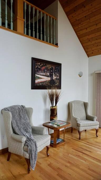 Chalet Style Cottage Near Shawnigan Lake Zewnętrze zdjęcie